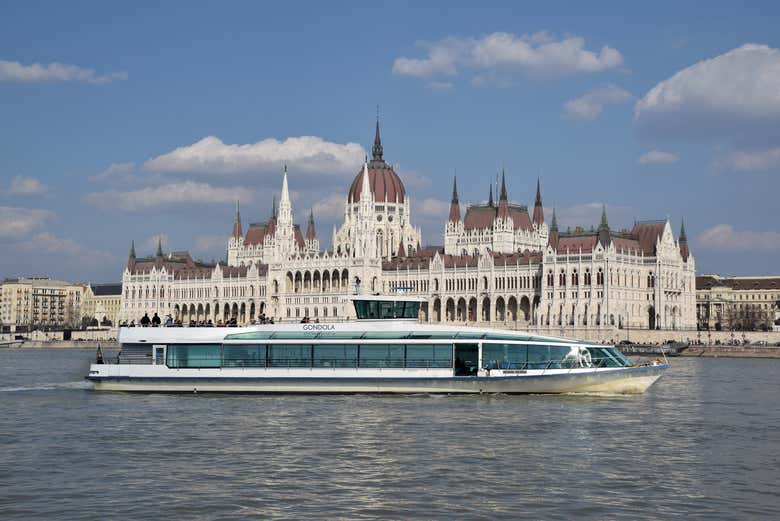 Bateau passant devant le Parlement