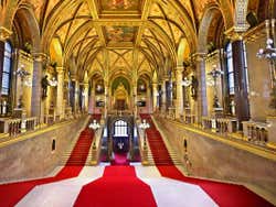 Escaliers du Parlement de Budapest
