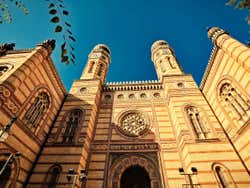 Façade de la synagogue juive