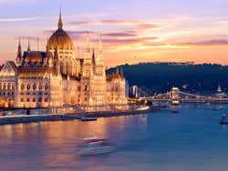 Le Parlement de Budapest au coucher du soleil